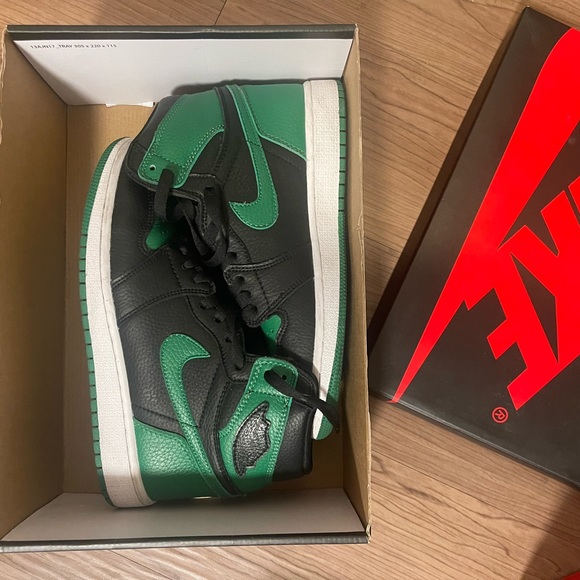 Pine green Jordan’s - Picture 2 of 2